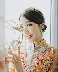 皇后繡莊裙褂專門店| 最修腰裙褂全港首間改良傳統版型過千呎門市| 褂皇褂后大五褔紅裙