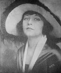 Who is Mary Thurman dating? Mary Thurman boyfriend, husband