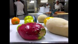 Tradition has it that in the norman period in sicily, the nuns of the convent of martorana to enhance the appearance. Siciliani Creativi La Frutta Martorana Sicilian Marzipan Fruits Youtube