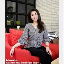 Model baju ini sangat cocok dikenakan wanita berhijab yang memiliki segudang aktivitas karena modelnya dinamis; Anb Zec Top Wanita Nanda Baju Wanita Modis Model Baju Terbaru Wanita Model Baju Atasan Wanita Lengan Panjang Terbaru Blus Kotak Ikat Tali