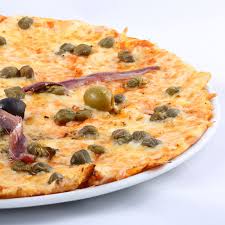La pizza napolitana, de masa tierna y delgada pero bordes altos, es la versión propia de la cocina napolitana de la pizza redonda. Napolitana Ilcapo Restaurante Y Servicio A Domicilio