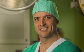 Con la cirugía artroscópica el paciente se va más contento porque tiene  menos dolor, menos incisión y se recupera antes»