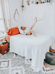 Ideas of aesthetic bedrooms wanting to showcase your favorite poster collections? Pin On Room Inspo