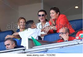 Мадейра, португалия) в семье садовника жозе диниша авейру и повара марии долореш душ сантуш. Cristiano Ronaldo Jr Und Alana Martina Dos Santos Aveiro Wahrend Der Nationen League Finale Im Estadio Do Dragao Porto Stockfotografie Alamy