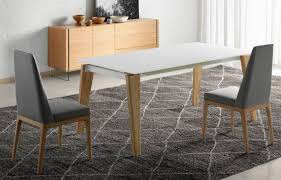 Vous trouverez une sélection de table à manger bois massif adaptée à toutes les envies et à tous les besoins. Designer Table Extensible Plateau Verre Trempe Blanc Et Pieds Bois Massif Clair Myral Lestendances Fr