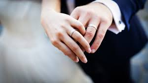 With special tools and a set of graduated rings, they can help you determine the correct ring finger size in a couple of minutes. What S The Most Common Ring Size For Women Men Yeah Weddings