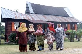 Negeri sembilan (juga dikenali sebagai negeri sembilan darul khusus) ialah sebuah negeri di malaysia yang terletak di pantai barat semenanjung malaysia dan bersempadankan selangor di sebelah utara, pahang di sebelah timur, johor di sebelah tenggara dan melaka di sebelah selatan. The Esteemed Role Of Women In Adat Perpatih The Star