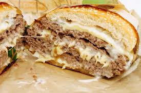4枚の肉厚ビーフパティをとろっとチーズと共にこれでもかと食らうバーガーキング「キング・イエティ ザ・ワンパウンダー」試食レビュー - GIGAZINE