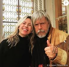 Au restaurant où l'on m'avait dit qu'il avait ses habitudes, il n'était pas. Renaud Romane Serda Donne Des Nouvelles Contrastees Purepeople