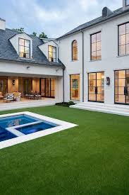 Terrassenturen Aus Stahlrahmenglas Offnen Sich Zu Einem Unterirdischen Pool Vo In 2020 Fassade Haus Haus Architektur Haus Aussendesign