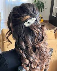 Il bello del taglio messy. Acconciatura Semi Raccolto Per Capelli Ricci O Mossi