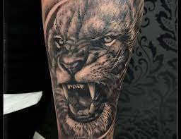 In numeroase regiuni ale lumii, leul a fost dintotdeuna considerat drept un insemn al regalitatii, suveranitatii, si divinitatii. Tatuaj Cap De Leu Cu Busola Pe Antebrat Jack Tattoos