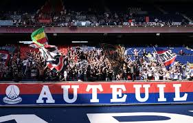 Le kop de boulogne, ou plutôt le « kop of boulogne » (abréviation kob). Video Ultras Gather Outside Airport To Help Sendoff Psg To Portugal Psg Talk