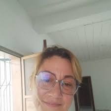 Jason Momoa causó suspiros mientras le arreglaba el peinado a Adria Arjona,  su novia, a su paso por la alfombra roja de 'Minecraft'