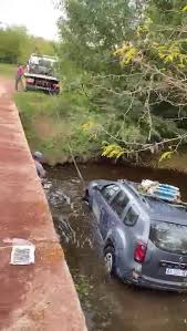 *** SINIESTRO DE TRANSITO ENTRE PALMIRA Y AGRACIADA POR CAMINO DEL MEDIO  ARROYO ESPINILLO*** ., El conductor perdió el dominio del volante cayendo  la camioneta al agua y sus 4 ocupantes., ...