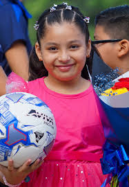 Presentamos una nueva aventura de Sharky. Hoy lo veremos en un challenge  video, #EdiciónDeportiva. Producción: A T A R R A Y A Studios • Comenta su  tiro favorito • Etiqueta a