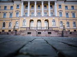 Sett till regeringsbildningen så bygger även den svenska regeringsformen på att premiera minoritetsregeringar i stor mån. Sa Har Stiftas Lagar I Finland