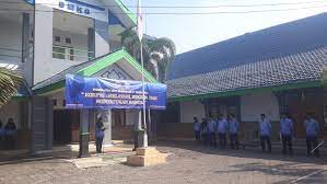 Struktur organisasi bmkg dipimpin oleh seorang kepala berada di bawah dan bertanggung jawab kepada presiden. Stasiun Klimatologi Semarang