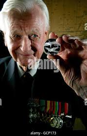 Wing Commander Tom Neil DFC fliegen in den hinteren Sitz der beiden  Spitfire. Die Schlacht um England 75. Jahrestag in Goodwood (RAF  Westhampnet Stockfotografie