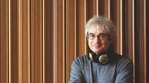 A helgoland, spoglia isola nel mare del nord, luogo adatto alle idee estreme, nel giugno 1925 il ventitreenne werner heisenberg ha avviato quella che, secondo non pochi, è stata la più radicale rivoluzione scientifica di ogni tempo: Carlo Rovelli Legge Il Suo Helgoland L Anteprima Dell Audiolibro Corriere Tv