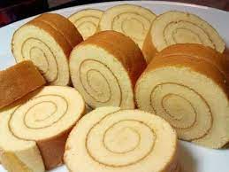 The thin cake is made of eggs, flour and sugar and baked in a very shallow rectangular baking tray on which jam is spread and cut into circular slices. Vanilla Swiss Roll Cake Mudah Resepi Aneka Puding Facebook