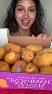 #honeymango #champagnemango #howtoeatamango #mango #fruit #exoticfruit  #rawvegan #sweet #dessert #eatingwithhands #healthy #foodie #mukbang #lunch  #dinner #foryoupage #foryourpage #fyp #foru