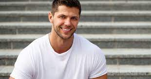 هذه بعض مواصفات الشخص الزوهري أوما يصطلح عليه بالوسيط الروحي أو بمفتاح الخزائن لأن هذا النوع من الإنسان يكون محبوب عند الجن ويكون مهابا عندهم لدرجة أنهم يحرسونه. Ø¹Ù„Ø§Ù…Ø§Øª Ø§Ù„Ø¥Ù†Ø³Ø§Ù† Ø§Ù„Ø²ÙˆÙ‡Ø±ÙŠ Ø§Ù„Ø¬Ø³Ø¯ÙŠØ© Ù…Ù† Ù‡Ùˆ Ø§Ù„Ø¥Ù†Ø³Ø§Ù† Ø§Ù„Ø²ÙˆÙ‡Ø±ÙŠ Ø§Ù„ÙˆØ«Ø§Ø¦Ù‚ÙŠØ© Ù‡Ù„ ÙƒÙ†Øª ØªØ¹Ù„Ù…