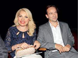 Γεννήθηκε στις 29 οκτωβρίου 1969 στην αθήνα και μεγάλωσε στον κολωνό αττικής. Elenh Menegakh Makhs Pantzopoylos Pio Erwteymenoi Apo Pote Ladylike Gr