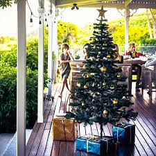 How to hang outdoor christmas lights like a pro. 5 Truly Australian Outdoor Christmas Decorating Ideas Better Homes And Gardens