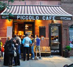 Queuing Out The Door A Sure Sign Of Good Coffee Piccolo Cafe Nyc Resto Italien Restaurant Italien Devanture Magasin