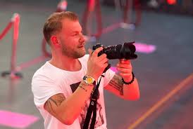 Die abgebildeten artikel können wegen des begrenzten angebots schon am ersten tag ausverkauft sein. James Graf Schweizer Kunstler Und Fotograf Im Team Von Startv