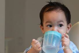 Adakah anda sedar apabila anda minum air secukupnya, anda lebih mudah membuang air besar atau air kecil? Cara Simple Ibu Ini Ajar Anaknya Minum Air Kosong Tanpa Paksa Berkesan Pa Ma