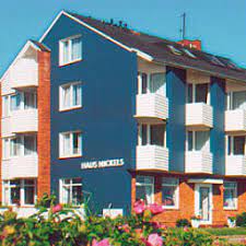 Den røde sandstensklippeø rejser sig 61 meter over havet. Hotel Haus Nickels Helgoland Hotel De