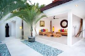 Villa mungil ini berdiri di atas tanah seluas 105 mtr2 dengan luas bangunan. Villa Bunga Kecil All Bali Villas