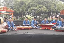 Alat musik tradisional betawi gambang kromong merupakan orkes musik yang di namanya ada perbaduan 2 buah benda, yakni gambang dan kromong, gambang kromong memanfaatkan alat musik tradisional khas betawi pada sebuah pementasannya. Sejarah Musik Gambang Kromong Halaman All Kompas Com