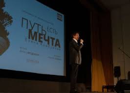 Автором идеи выступила елена камбурова, а сценическое воплощение реализовал режиссер иван поповски. Takaya Vot Francuzskost Premera Filma Denisa Brodskogo O Elene Kamburovoj Zhurnal Klauzura