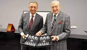 Beşiktaş kulübü başkanı fikret orman, yapımı devam eden statta, işadamı rahmi koç ve beraberindekilere bilgiler verdi. Bjk Oku Ahmet Nur Cebi Nin Rahmi Koc Tan Bir Ricasi Facebook