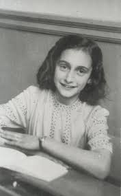 Anna frank è diventata il simbolo di tutte le promesse e le speranze che andarono perdute con la morte dei bambini e dei ragazzi trucidati durante l'olocausto. Uber Anne Frank Anne Frank Zentrum E V