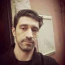 세계에서 가장 부유한 남자와 불안한 네포새끼가 영국 정치를 독재해서는 안된다. 그러나 일부 정치인들은 공화자처럼 행동하고 그의 폭발은  뉴스를 지배하고 있지만, 우리의 민주주의는 연쇄적으로 훼손되고 있다. 우리는 우리의 언론과 정치에 대한 슈퍼 부자들의