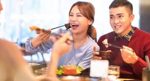 Di luar negeri, contoh percakapan bahasa inggris 3 orang ini dapat anda praktekkan dengan pelayan restoran. Bahagia Lockdown Dibuka Pelanggan Restoran Beri Tip 6 Kali Harga Makanan