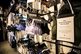 Founded in vancouver bc in 1998, the first lululemon shared its retail space with a yoga studio. Die Yoga Und Lifestyle Marke Lululemon Eroffnet Einen Zweiten Store In Berlin Mit Vergnugen Berlin