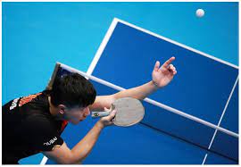 A kaki kiri di depan, kaki kanan di belakang, badan agak menyerong kekanan. 4 Teknik Serangan Dalam Tenis Meja Dan Penjelasannya Penjasorkes