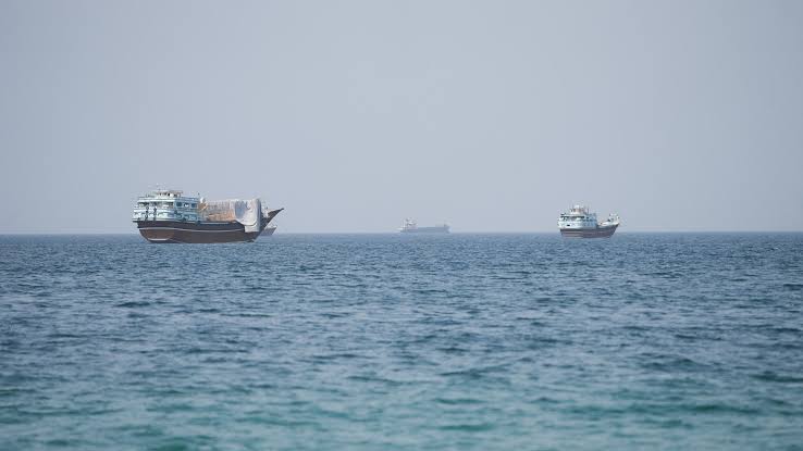 سفن في مضيق هرمز (رويترز).