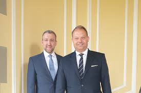 Kopfe Der Deutschen Bank In Hannover Und Teilen Niedersachsens Peter Konig Leiter Privatkunden Links Und Markus Rammes Leiter Firmenkunden Im Marktgebiet Niedersachsen Sud Foto Georg Thomas Nw Ihk De