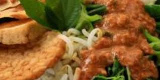 Pecel adalah makanan khas tradisional jawa yang sudah banyak dinikmati orang seluruh indonesia. Sudah Ada Sejak Zaman Sunan Kalijaga Ini 4 Fakta Pecel Yang Jarang Diketahui Merdeka Com
