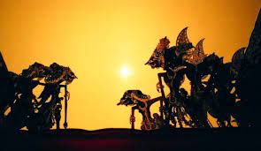 Wayang kulit yang di mainkan oleh dalang saat di gelarnya pertunjukan wayang kulit di taman budaya jawa timur. Asal Mula Wayang Bagian I Kumparan Com