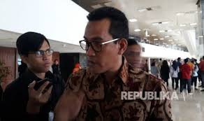 Refly yang dikenal sebagai pakar hukum tata negara ini pun langsung memberi tanggapan atas di akhir cuitannya, refly harun mengatakan izin berada di garis luar utk terus jadi peniup pluit. Tuntutan Penyiram Novel Refly Harun Menghina Akal Publik Republika Online