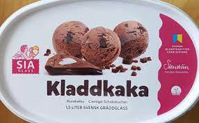 All vår glass produceras i sverige med råvaror av högsta kvalitet, vi använder företrädesvis närproducerade svenska råvaror, såsom färsk grädde, mjölk och bär. Sia Glass Kladdkaka 1500 Ml 760 G