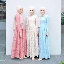 Desain baju muslim dengan model syar'i ini biasanya akan terlihat lebih besar dan lebih panjang dan dilengkapi dengan hijab yang juga panjang hingga ke bagian pinggang. Pin Di Clothes