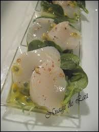 Saint Jacques En Carpaccio Vinaigrette Aux Fruits De La Passion Nuage De Lait Recettes De Cuisine Cuisine Poisson Recettes Poissons Et Fruits De Mer